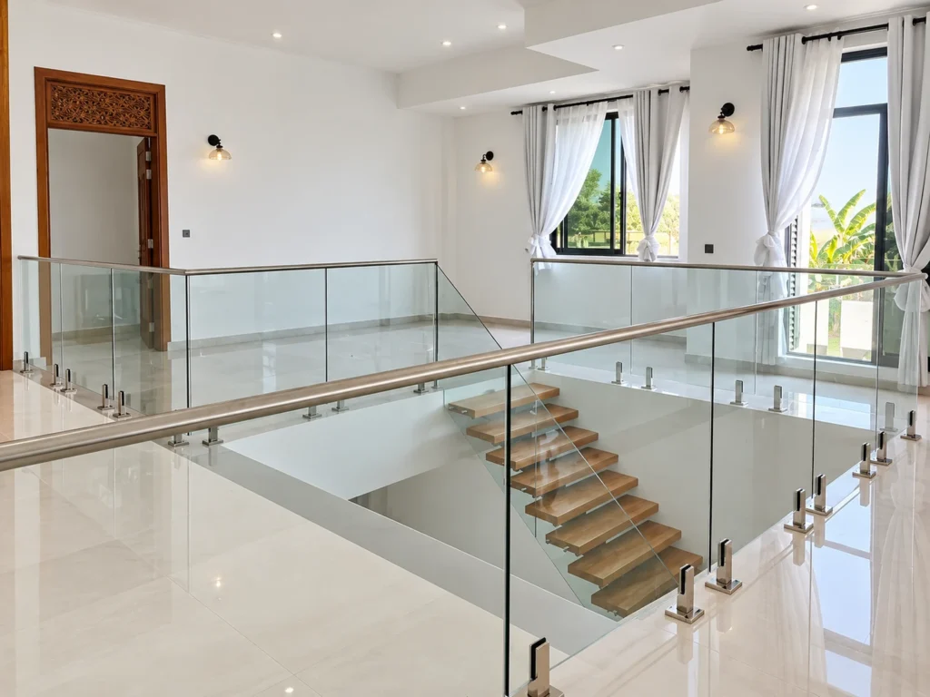 02-metal-supported-glass-balustrades