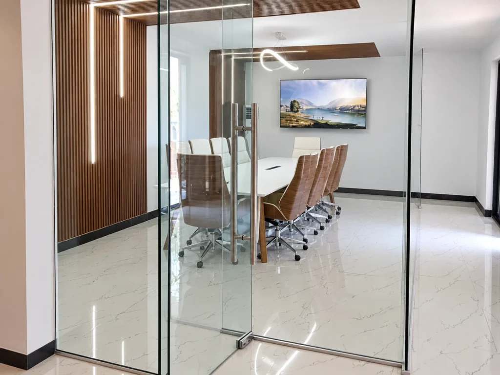 02-minimal-frame-glass-partitions